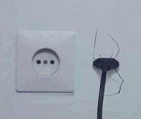 Chuck Norrisnak ott van a konnektor, ahol ő akarja