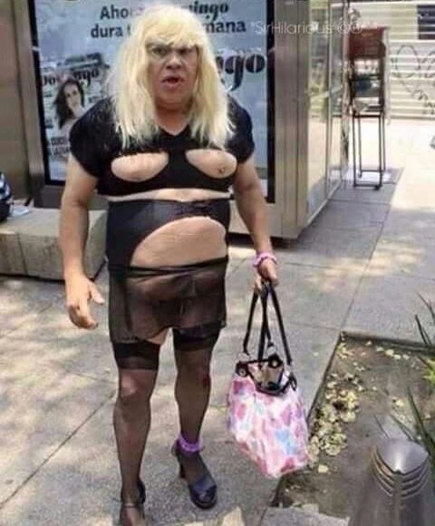 Épp a boltból tartott hazafelé a szőke bombázó, amikor lefotózták