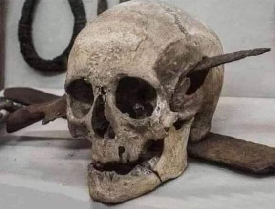 Amikor 700 évvel később is látható, hogy sz@r napod volt