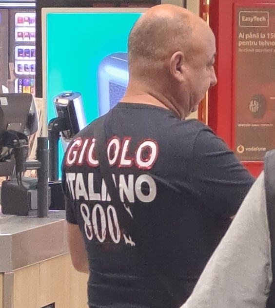 A vállpánt egy $ jelet takar ki