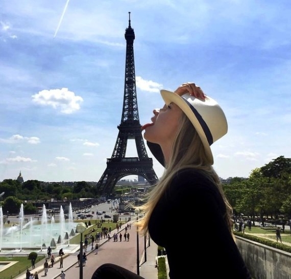 Ő ezért ment Párizsba!?