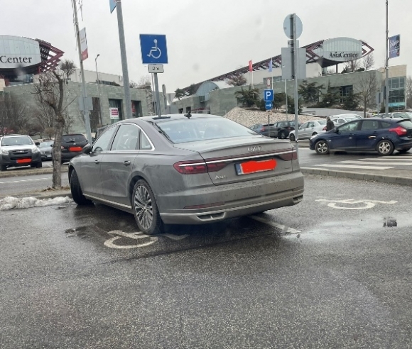 Parasztparkolóból folyamatosan van utánpótlás 🙁
