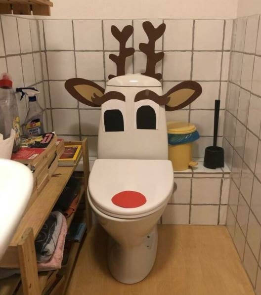 Náluk már a klotyóban is ünnepi hangulat van
