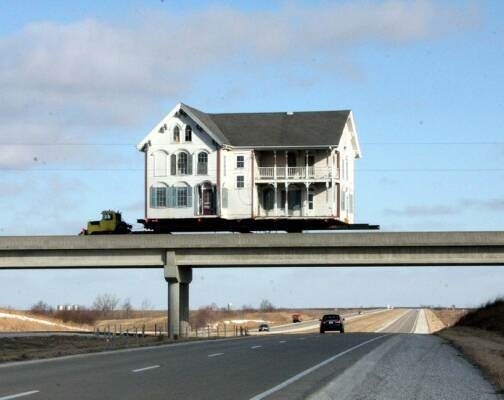 Költözik a család