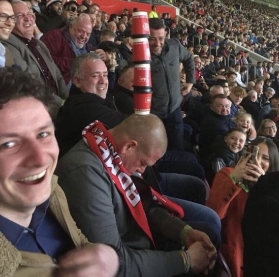 Picit többet ivott a kelleténél és bealudt