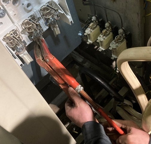 Amikor a vizes villanyt szerel