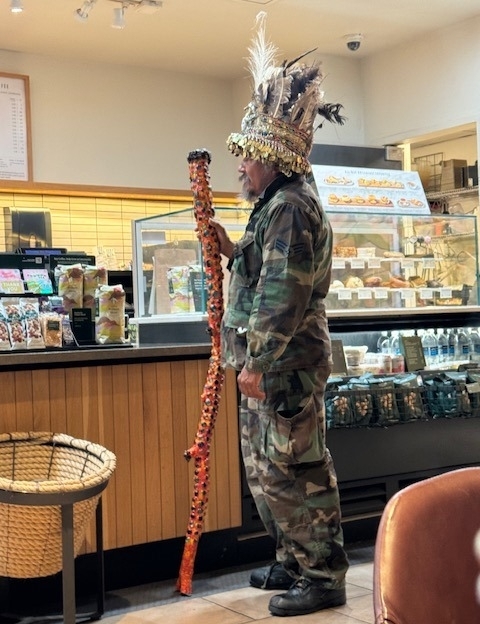 Amikor iszogatod a kávédat, s bejön a törzsfőnök a botjával