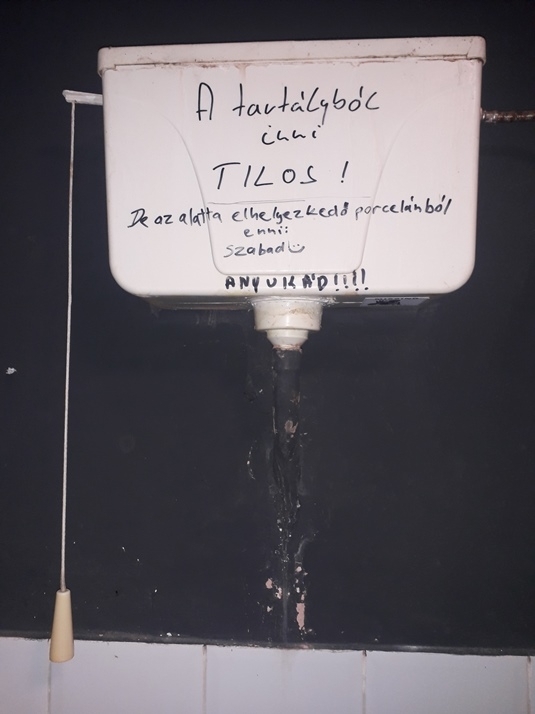 Eközben egy balatonalmádi söröző WC-jében