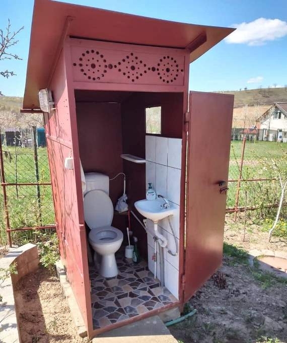 Egy fullos kerti budi