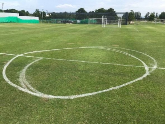 A focipálya felfestését a helyi pálinkafőző támogatta