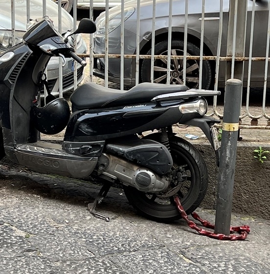 A kép alapján úgy tűnik, hogy Nápolyban is első a biztonság!