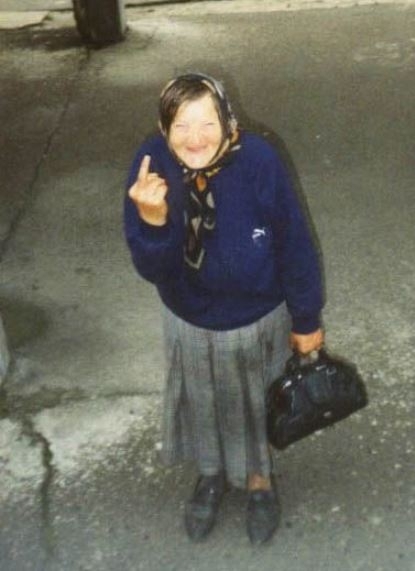 Egy térfigyelő kamerán keresztül üzent az öreglány