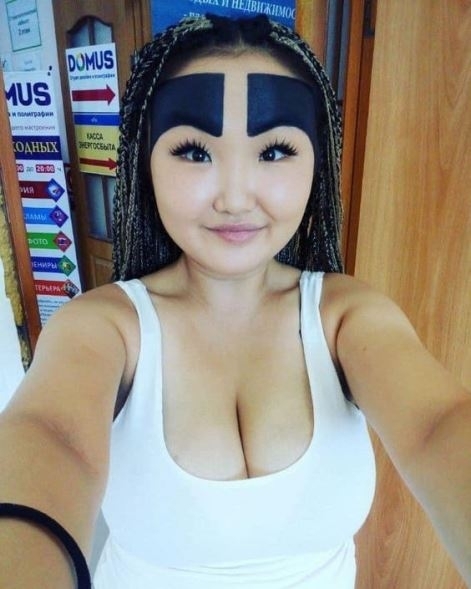 Ezt történik, ha festőhengerrel sminkelsz