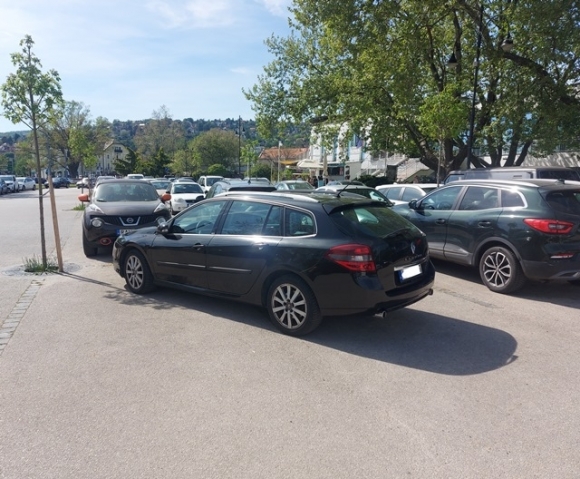 Parkolás mások érdekeit figyelembe véve!
