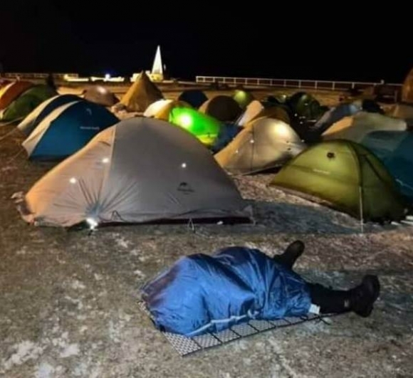 Ő nem vitt magával sátrat