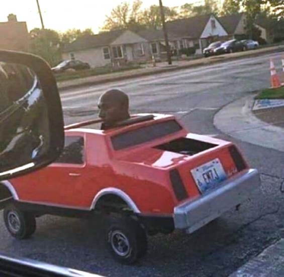 Ebbe vajon hogyan préselte bele magát feka barátunk?