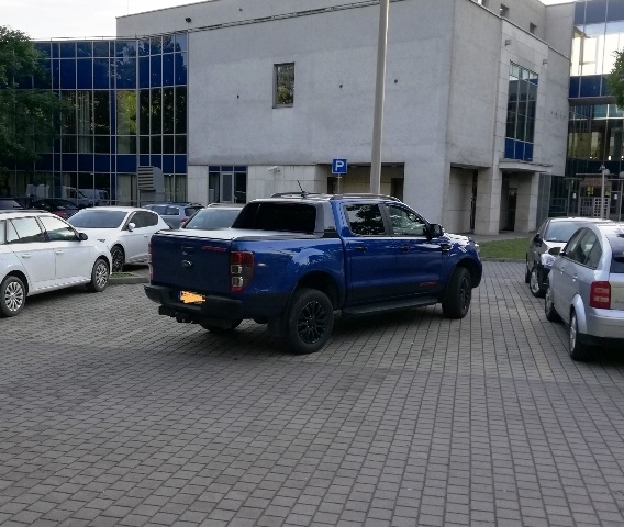 Ömlenek hozzánk a parasztparkolós képek