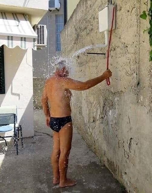Fater csinált magának egy olcsó kerti zuhanyt