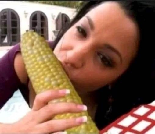 Amikor áthívod grillezni, de neki a főtt kukorica jön be