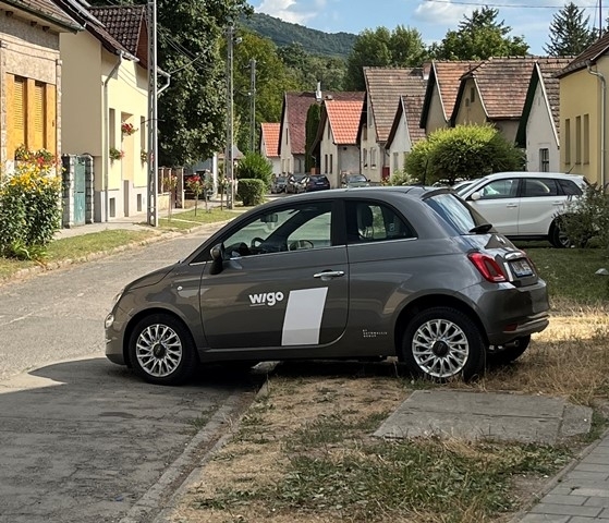 Ekkora autóval azért nehéz parkolni