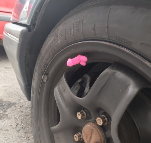 Egy rendhagyó szelepsapka Óbudán