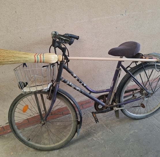 Anyós kerékpárja segéd hajtóművel 