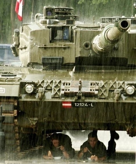 Egy méretes tank az esőtől is megvéd