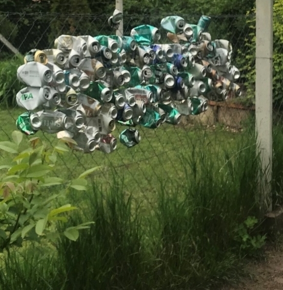 Beszélgetett kicsit a szomszéddal