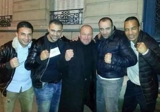 Mindegyiknek ellopták az esernyőjét, de egyikük sem vette észre