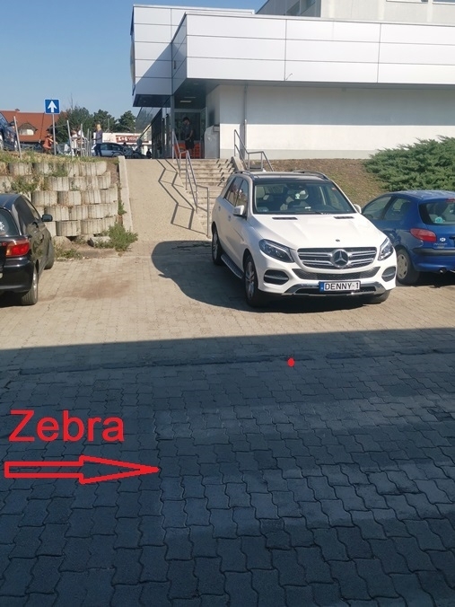 Dennynek nagyon szép autója van, de azért legközelebb figyelhetne, hogy hová parkol