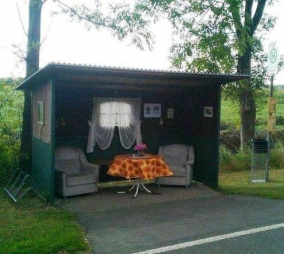 Ilyen egy fullos buszmegálló