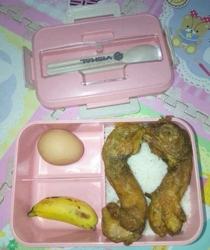 Ma ezt csomagolta anyuka a kislányának 