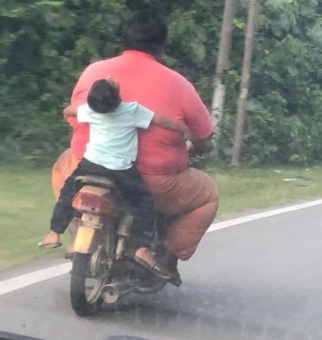 Ma apu vitte a csemetét suliba