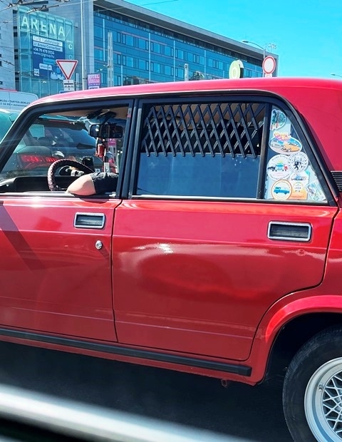 Edény alátéttel tuningolt hátsó ablak a Lada 2107-esen