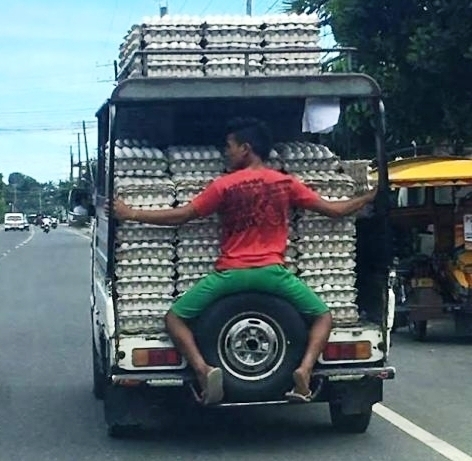 Ő vajon most kiszállít vagy bliccel?