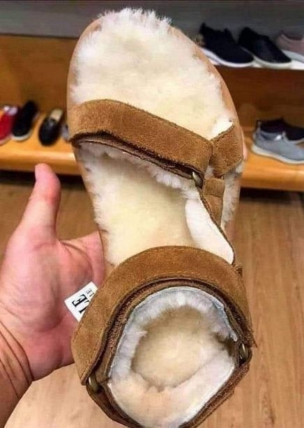 Napi értelmetlen termék - Bundás szandál