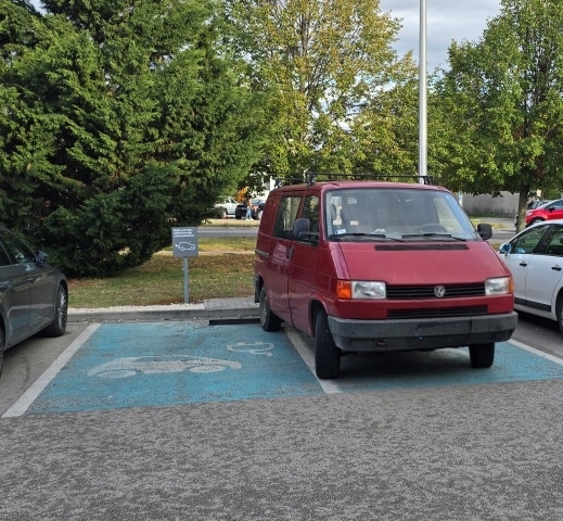 Napi paraszt parkoló, avagy íme a legújabb elektromos verda