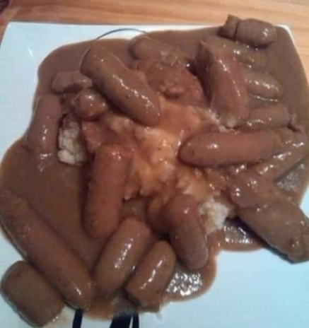 Elkészült a mai vacsi - Mini virsli, rizs és barna mártás