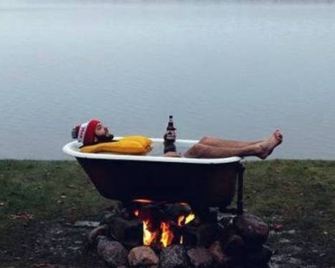 Hősünk nem szokott drága wellness szállodákra költeni