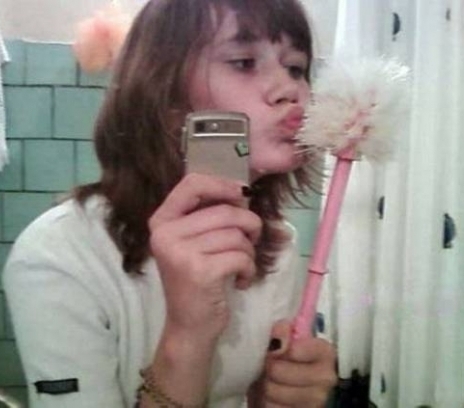 Szelfizz WC-kefével