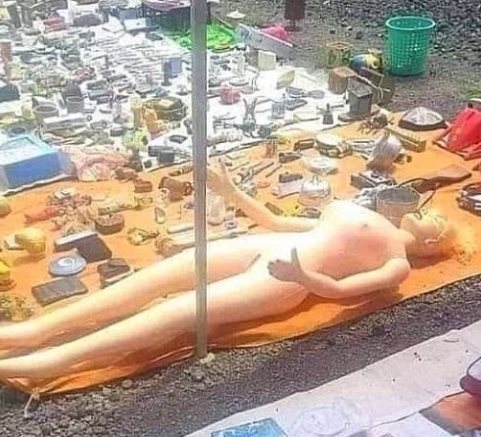 Eközben a helyi bolhapiacon