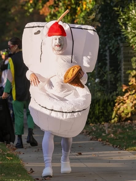 Macaulay Culkin egy hatalmas WC-nek öltözött Halloweenkor, a gyerekei kérésére