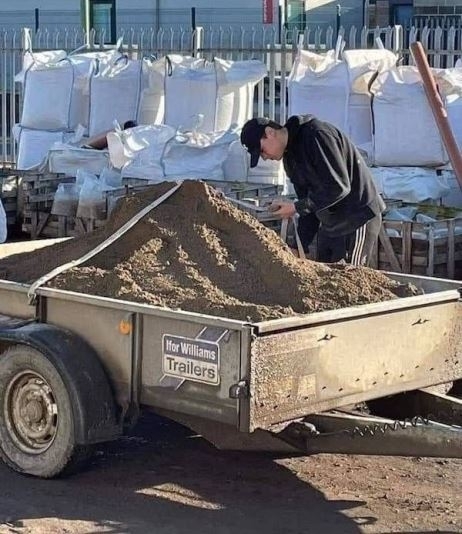 Emberünk éppen most rögzíti a rakományt