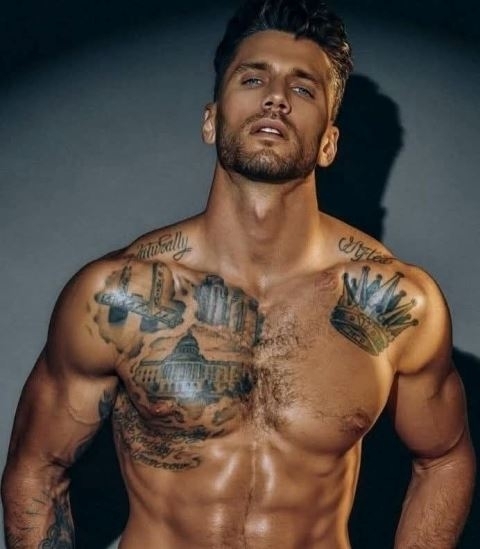 Egy tetovált macsó a csajoknak