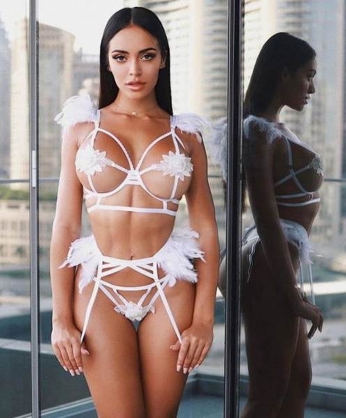 Szexi fehérnemű szettben pózolt a leányzó