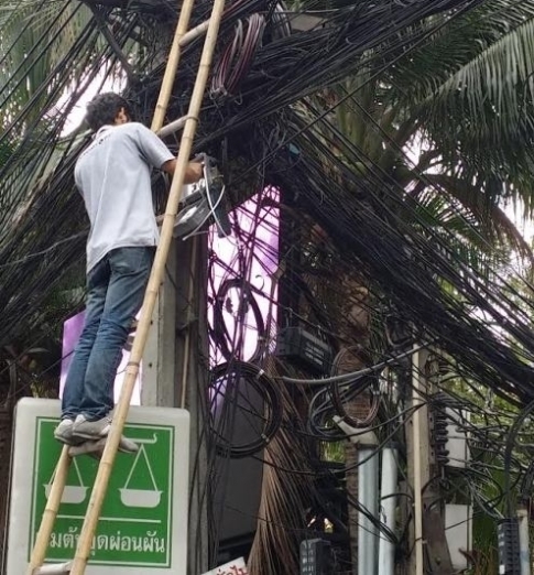 Munka közben fotóztak le egy bangkoki rendszergazdát