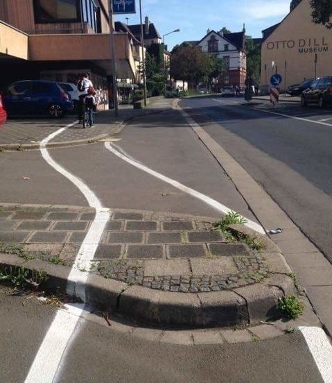 Felfestették a városban az új védett bringasávot