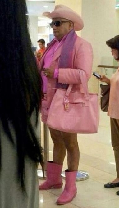 Egy bevásárlóközpontban fotózták le a helyi divatdiktátort