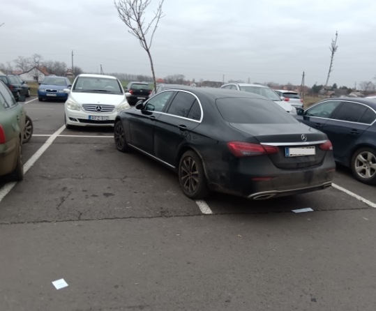 Az orosházi Tesco parkolóban járunk