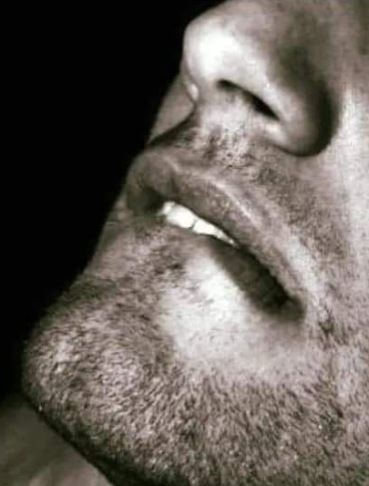 Amikor megfogja és megnyalja a hegyét